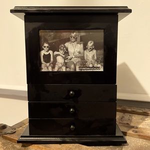 Gently Used Women’s Jewelry Box!! Top storage and photo opening.